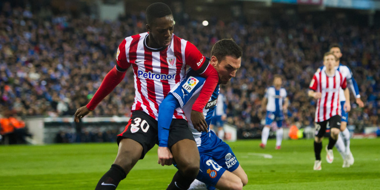 Everton rejoin race for Williams
