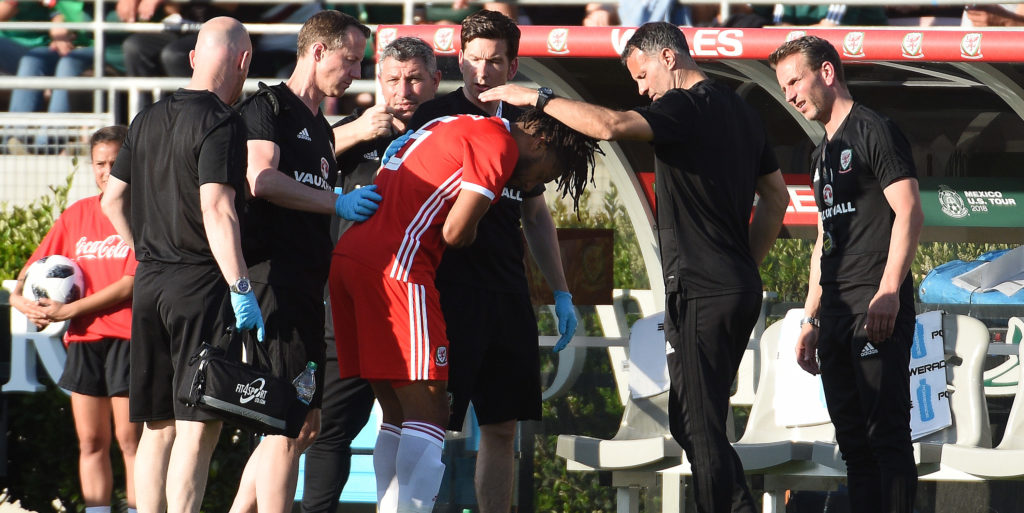 Everton star taken to hospital after picking up injury