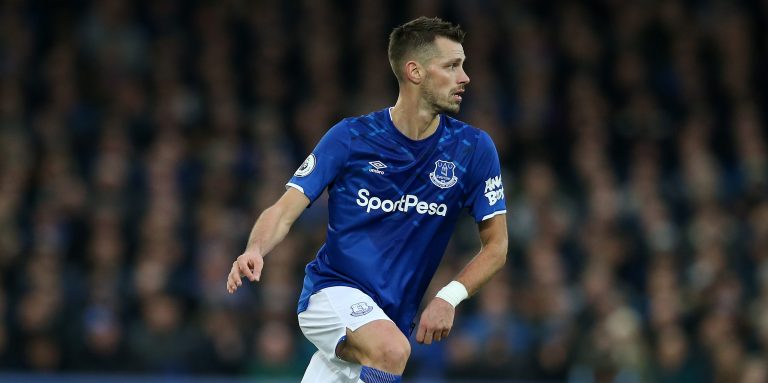 Walcott and Schneiderlin both out for weeks with injuries