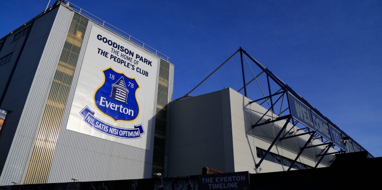 Isacc Price signs a professional contract with Everton