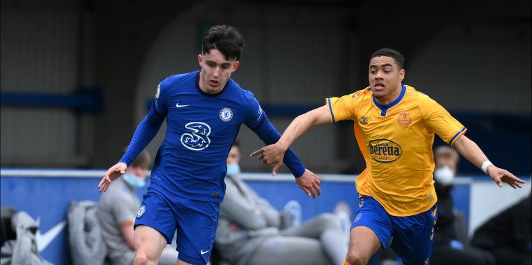 Virals: Everton Youngster Takes Time to Sign Young Fans’ Shirts