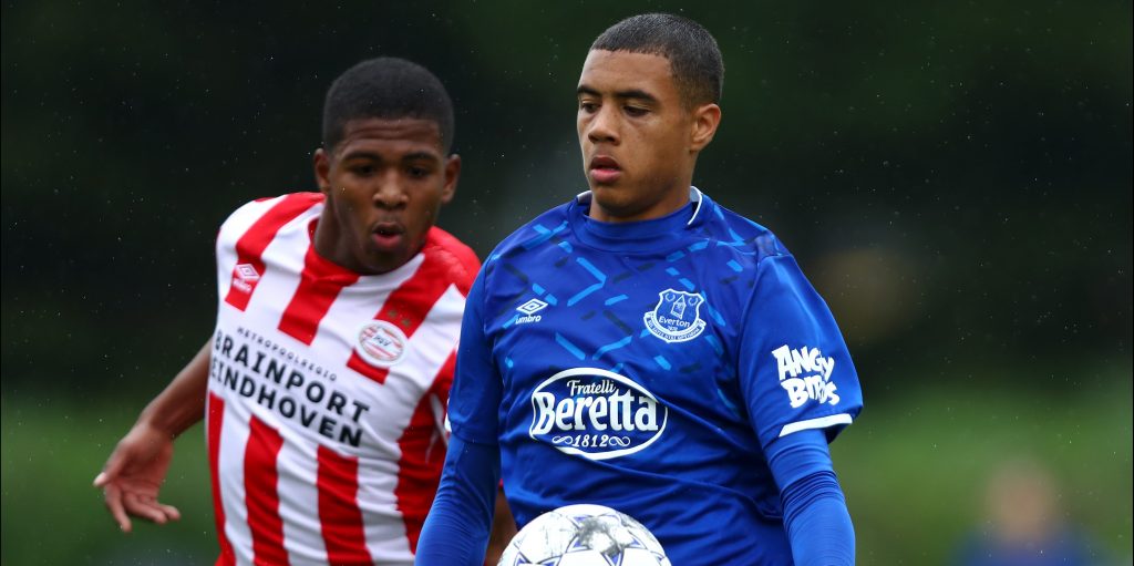Virals: Everton fan forfeits seat as her mum steals a kiss with new ace