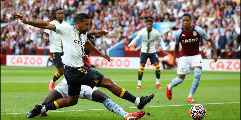 Kevin Campbell urges Salomon Rondon to seize his Everton place