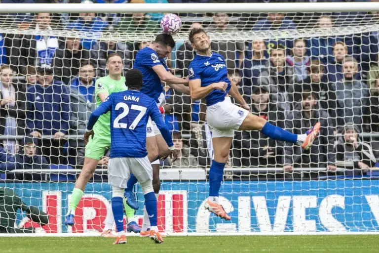 Ex-Everton defender highlights big weakness in Toffees defence