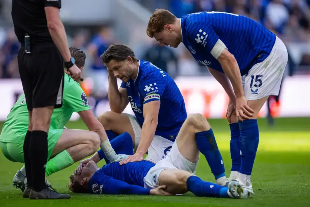 ‘Worried it could be serious’. Moyes fears worst as Branthwaite suffers fresh hamstring blow
