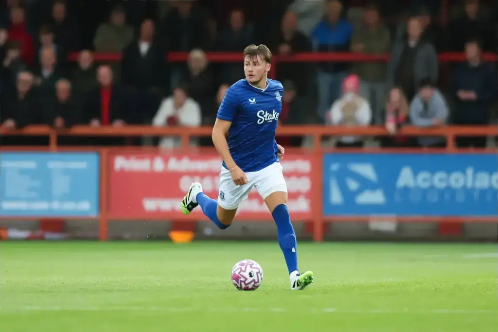Defender’s Everton future in doubt as Rangers return on cards