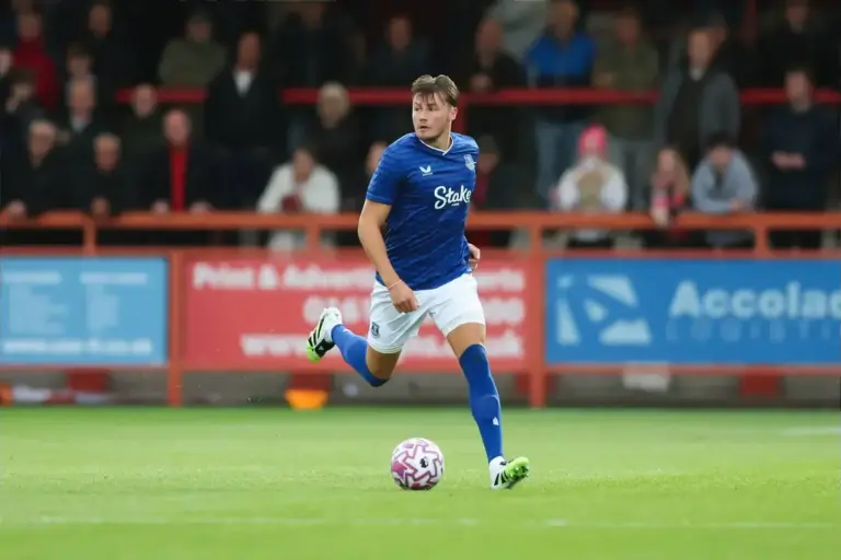 Defender’s Everton future in doubt as Rangers return on cards