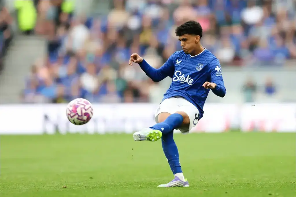 Adam Aznou: Is David Moyes freezing out Everton’s €9m star?