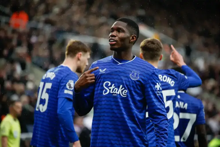 Everton transfer news: Moyes weighs up Beto vs Thierno Barry amid striker hunt
