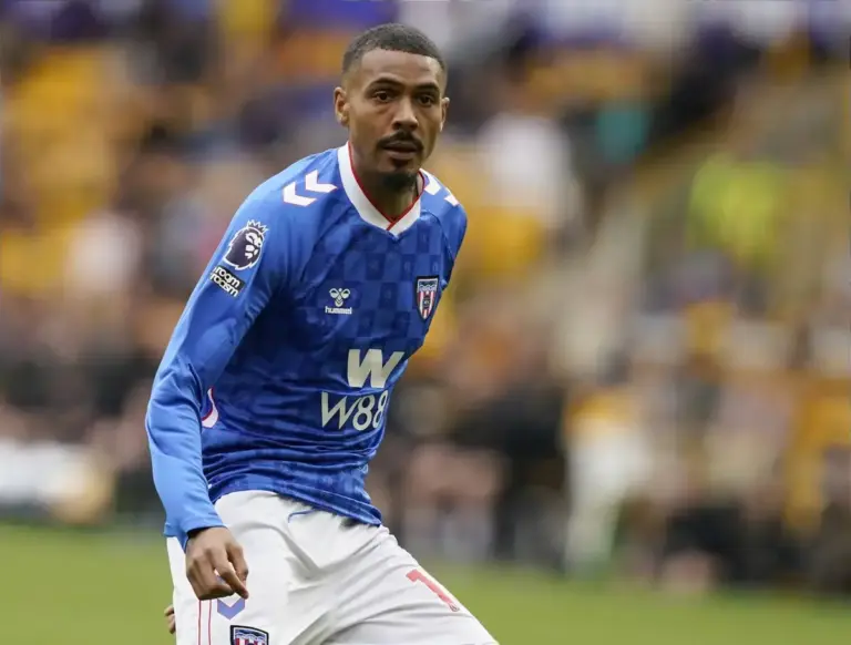 Leeds join Everton in pursuit of Sunderland striker
