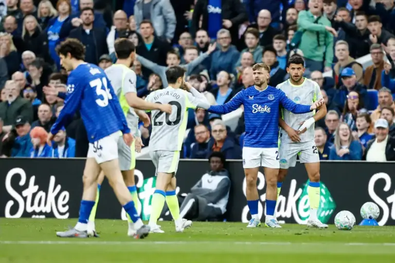 Ex-referee Dermot Gallagher says Everton should have had penalty against Man City