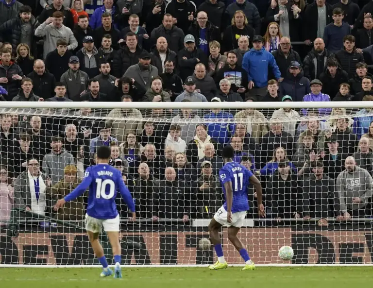 Everton 3, Manchester City 3: Late heartbreak for Toffees