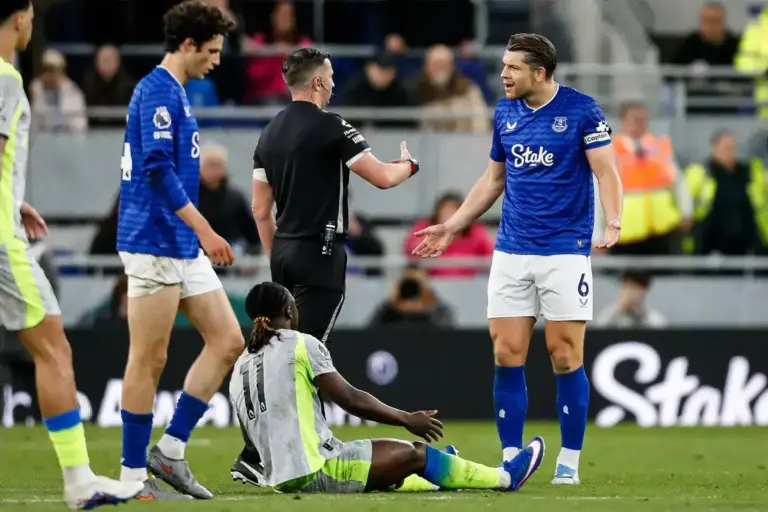 Everton icon blames referees for poor Premier League form