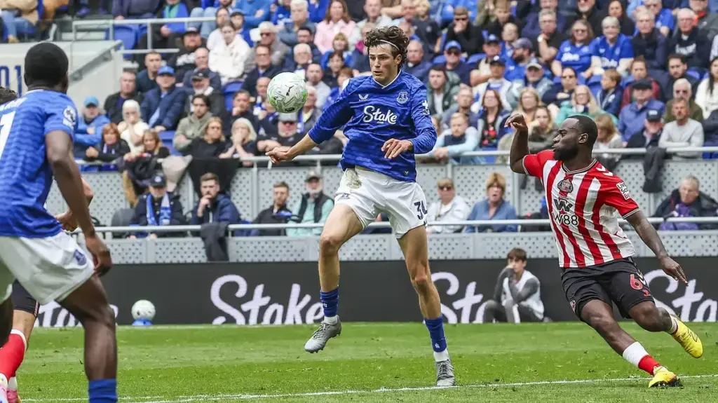 Everton lining up £20m move for Sunderland right-back