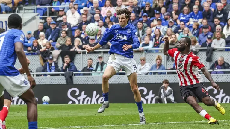 Everton lining up £20m move for Sunderland right-back