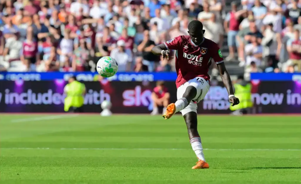 Everton move early to hijack Manchester United’s pursuit of £24m defender