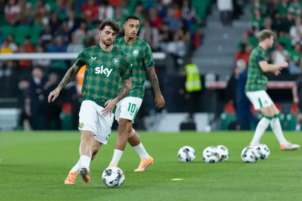 Former winger Kevin Kilbane urges David Moyes to sign AZ Alkmaar striker Troy Parrott