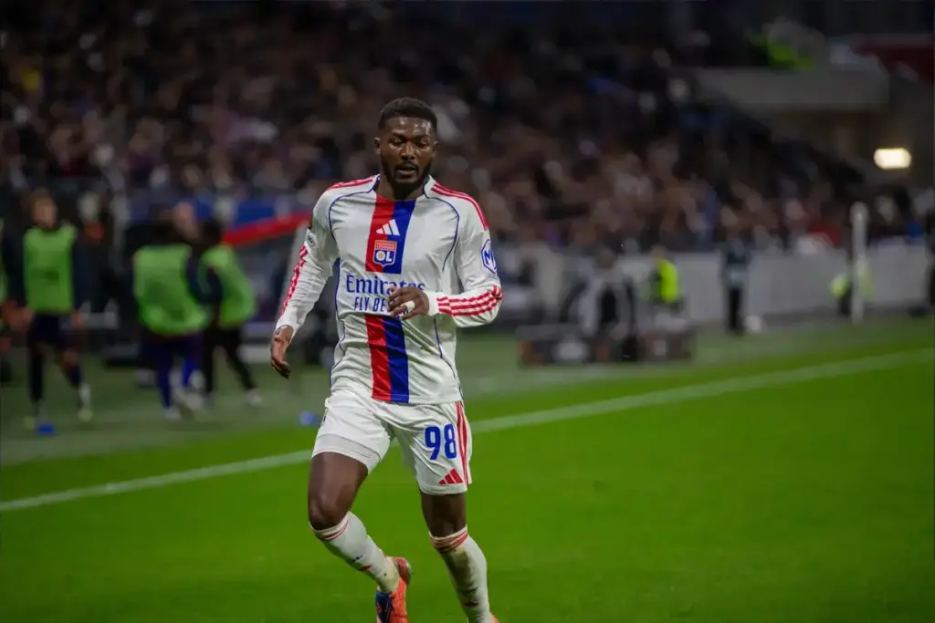 Everton monitoring Ainsley Maitland-Niles in search for right-back reinforcements