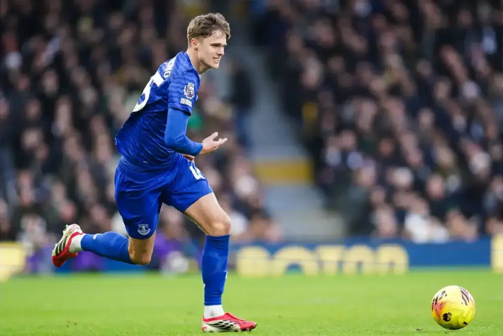 Three clubs poised to pounce on Everton and Moyes decision