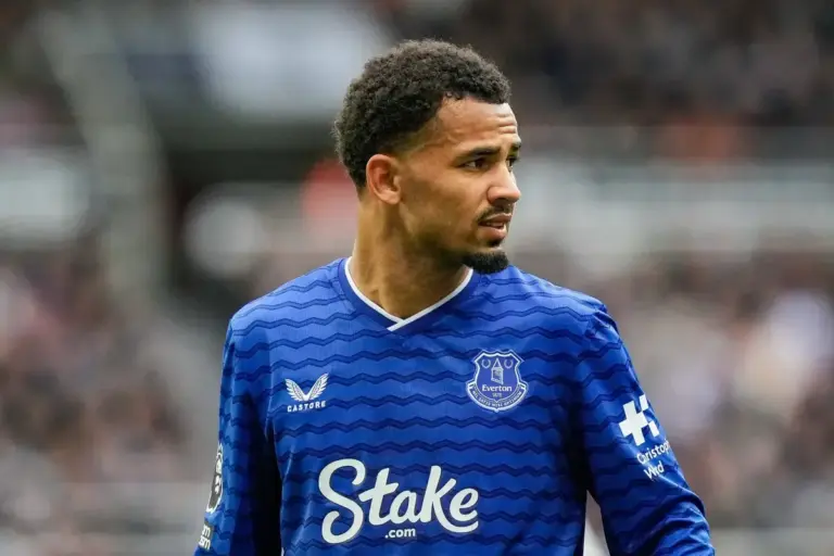 Everton star’s father moves to end transfer speculation