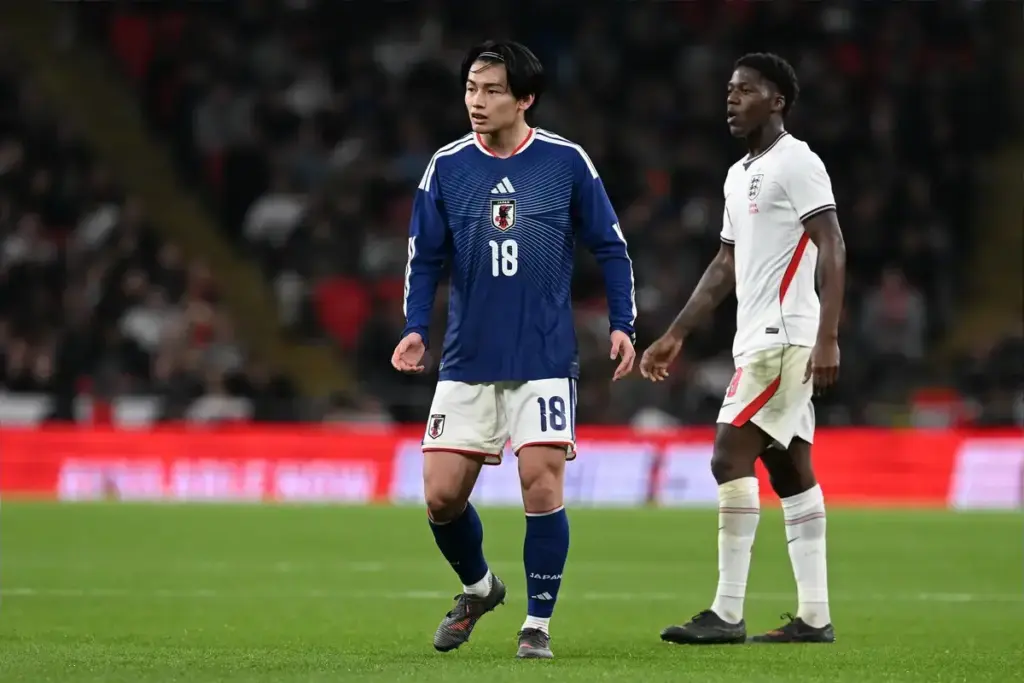 Everton prepare offer for Ueda as price gap with Feyenoord comes into focus