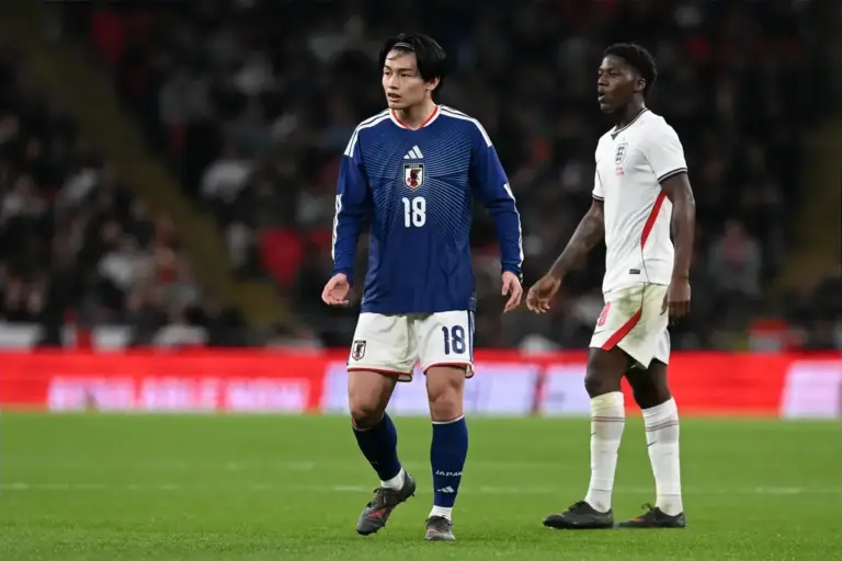 Everton prepare offer for Ueda as price gap with Feyenoord comes into focus
