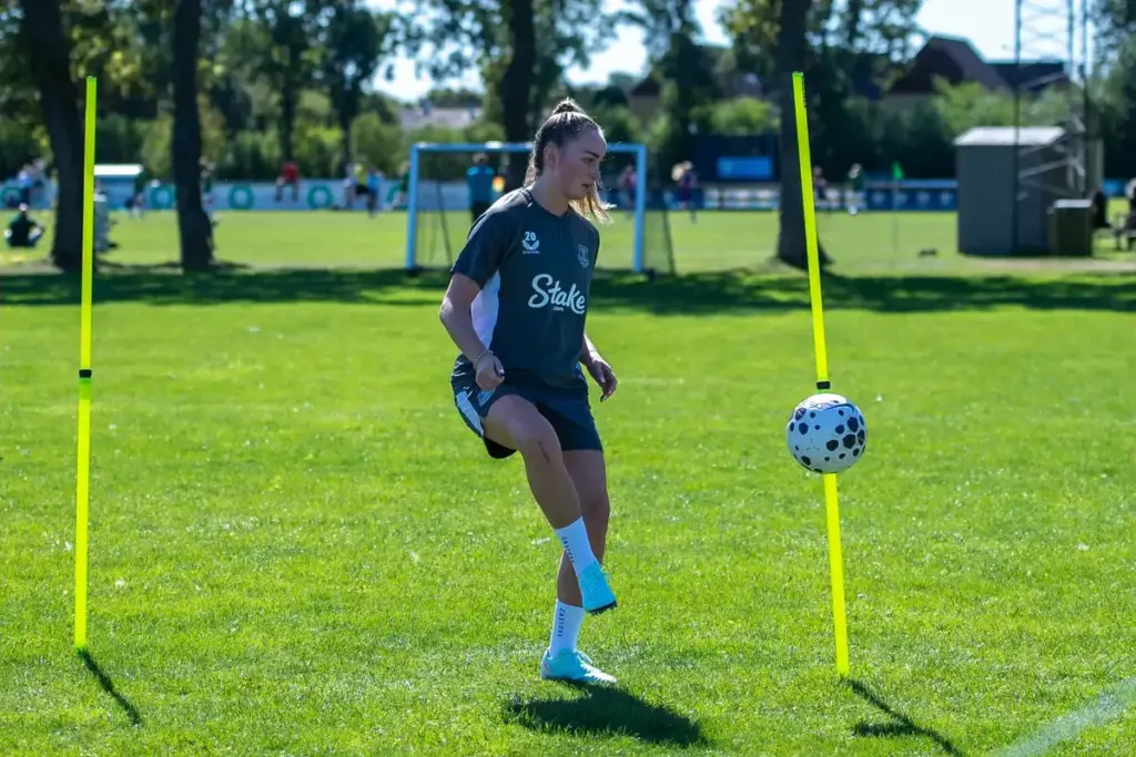 Everton captain signs new deal ahead of injury return