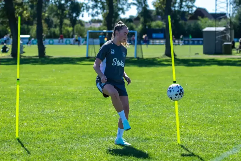 Everton captain signs new deal ahead of injury return
