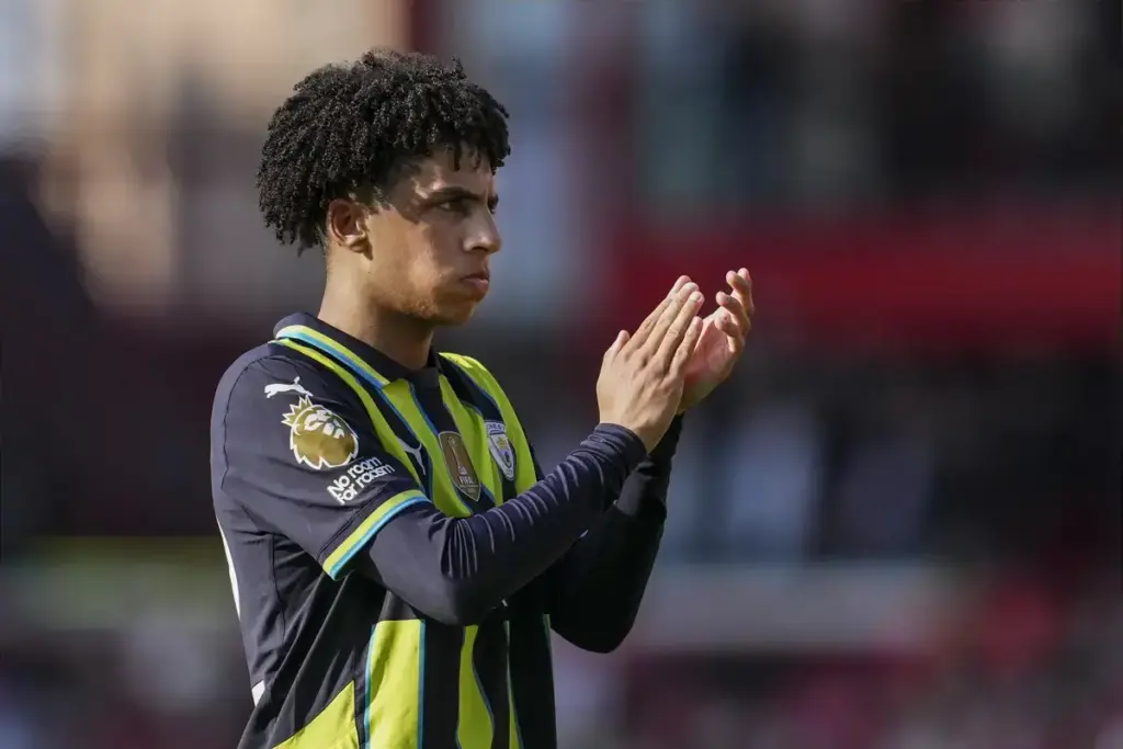 Everton join race for Man City’s Rico Lewis as Moyes eyes right-back solution