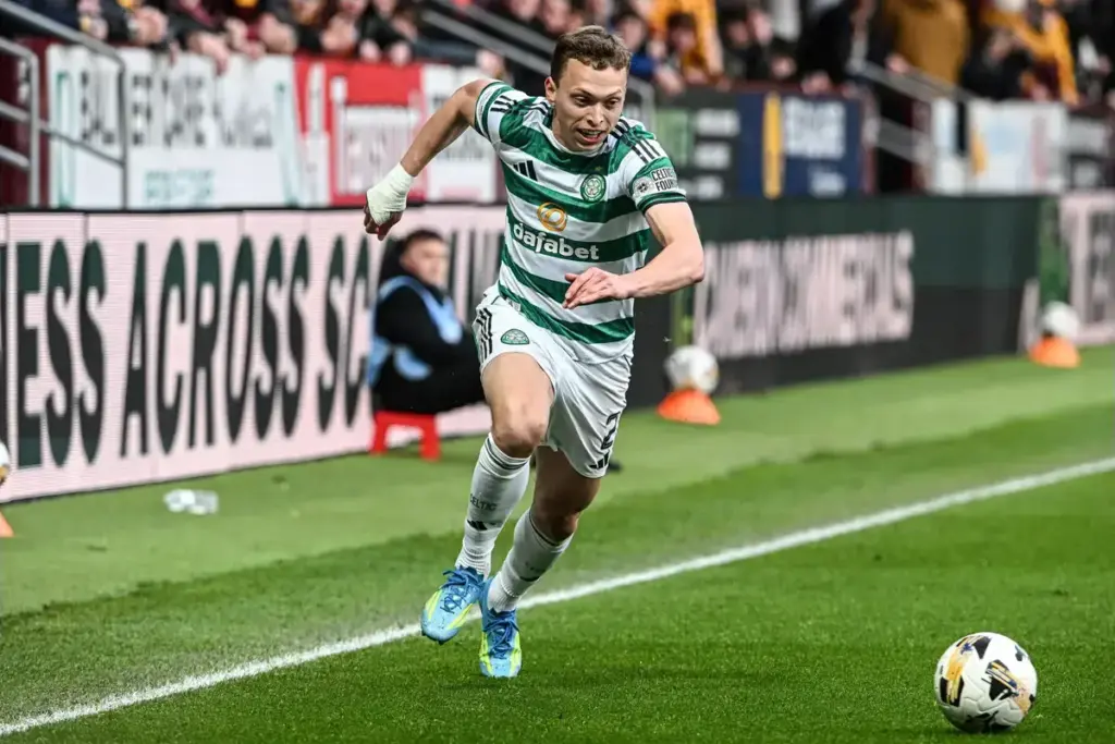 Everton close in on Johnston as Celtic brace for offer