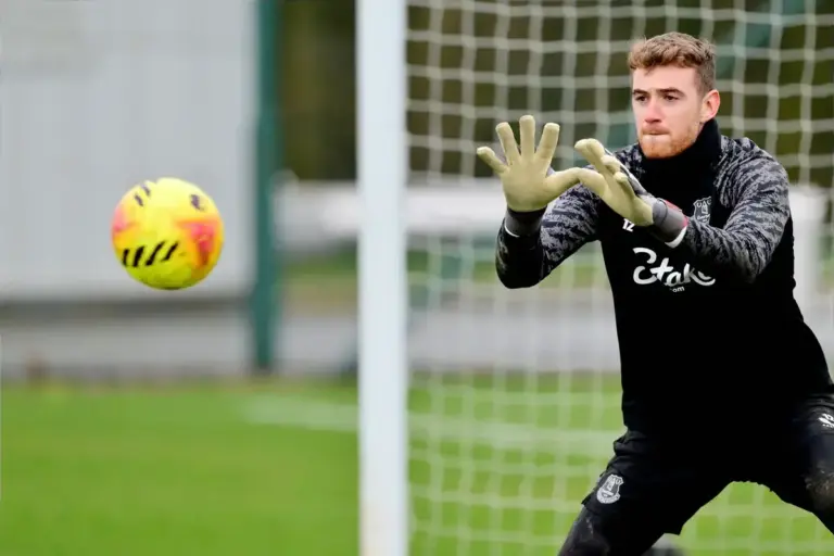 Everton and Middlesbrough in talks over Mark Travers loan deal