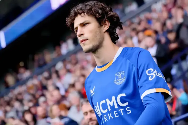 Has Moyes found his right-back answer in his own midfield?