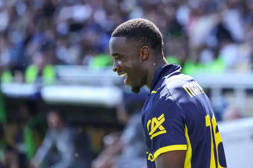 Today’s Everton talking points: Hackney’s medical, a Lewis link and the sponsor situation
