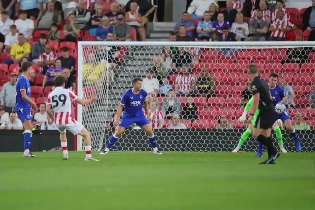 Everton beaten by late strike as Moyes continues fitness work