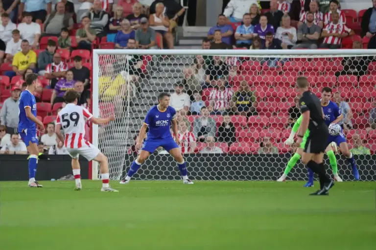 Everton beaten by late strike as Moyes continues fitness work