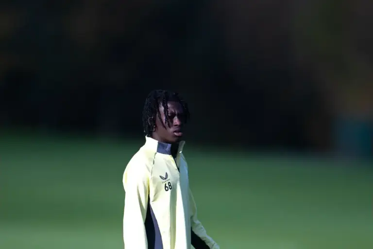 Everton reward academy midfielder with first professional contract