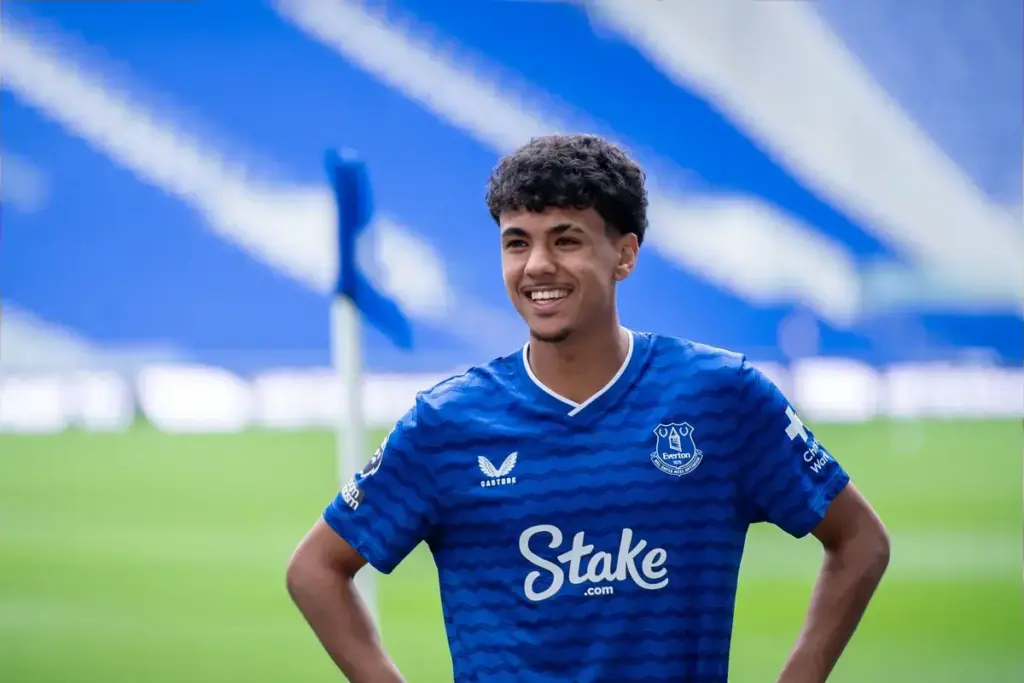 Aznou vs Mykolenko: the left-back question Moyes needs to answer