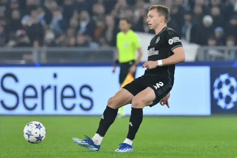 Fresh Everton transfer twist emerges as Celtic take Alistair Johnston stand