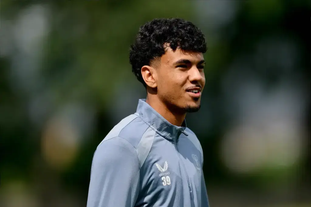 “No loan plans” – Adam Aznou set to stay and fight for Everton spot