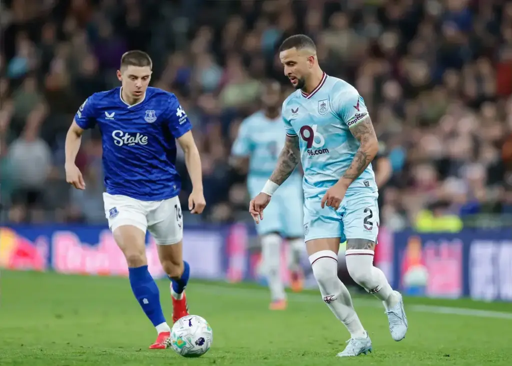 Everton weighing move for veteran Premier League right-back