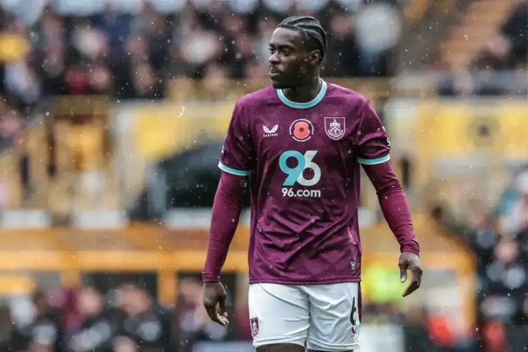 Everton consider move for free agent World Cup centre-back