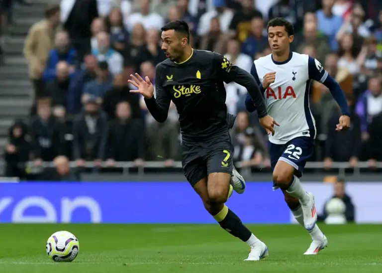 Everton weigh up surprise swap to land Palace winger