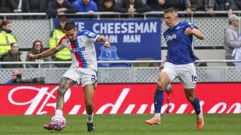 Everton make Daniel Muñoz offer as £22m transfer battle takes shape