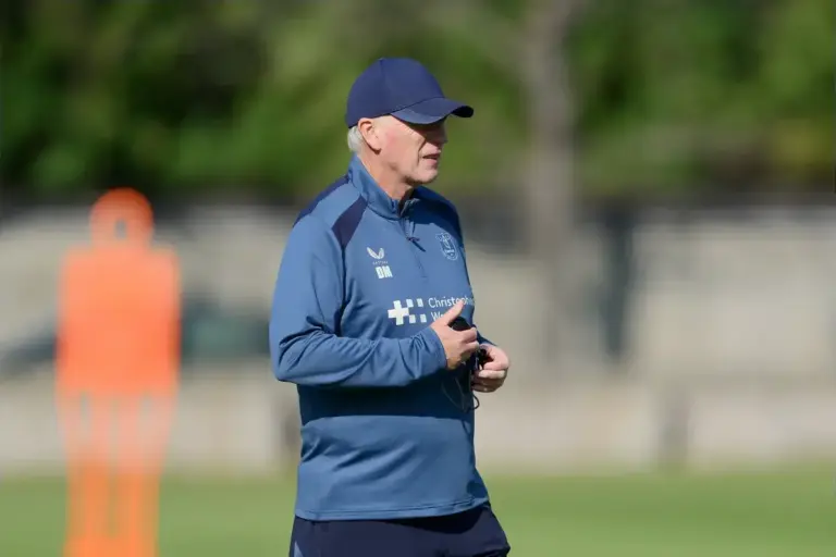 Moyes and Kinnear send contrasting messages over Everton ambitions
