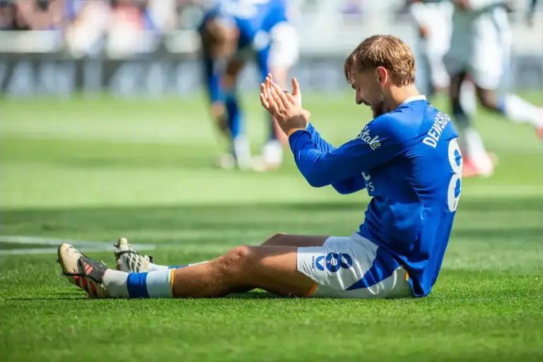 Everton 2-0 Crystal Palace: Dewsbury-Hall and Barry give Blues perfect start