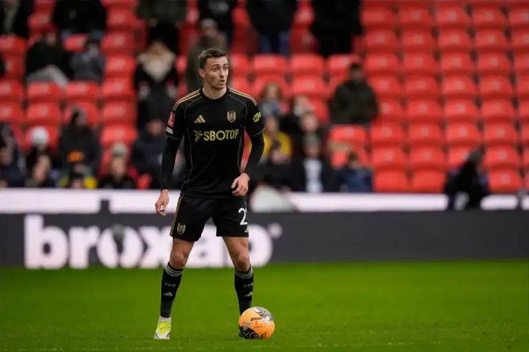 Everton weigh up move for Premier League right-back as search continues