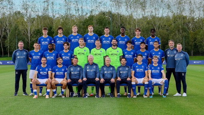 Everton 2026/27 first-team squad photo featuring 18 players and David Moyes' coaching staff.