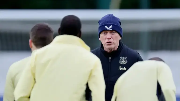 David Moyes speaking to players in Everton training wear.