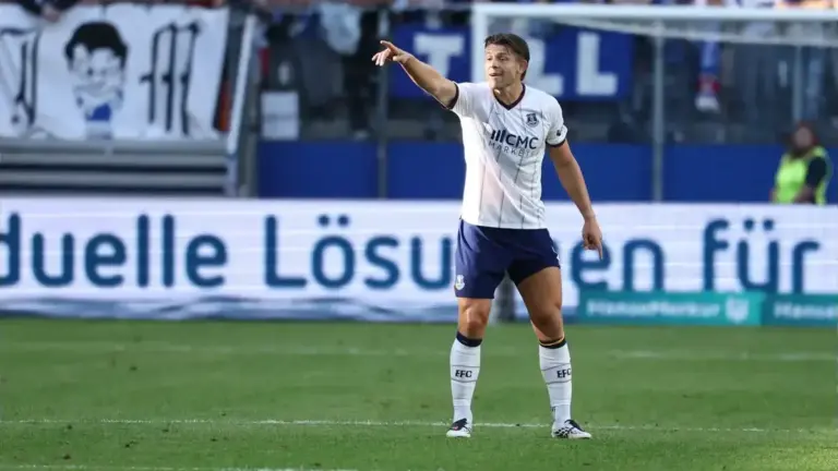 Everton vs Man Utd: Panel backs Tarkowski tackle decision